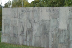 Denkmal mit der Auflistung der Orte, an denen das Massaker 1915/16 stattgefunden hat; Foto: Celik